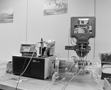 883336 Afbeelding van een opstelling met instrumenten bij het Gasbedrijf Centraal Nederland (Atoomweg 50) te Utrecht.